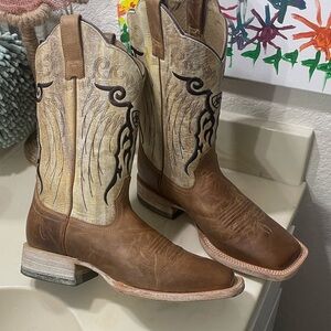 Ariat Brown and Cream Men's Boots
Only used twice like new
